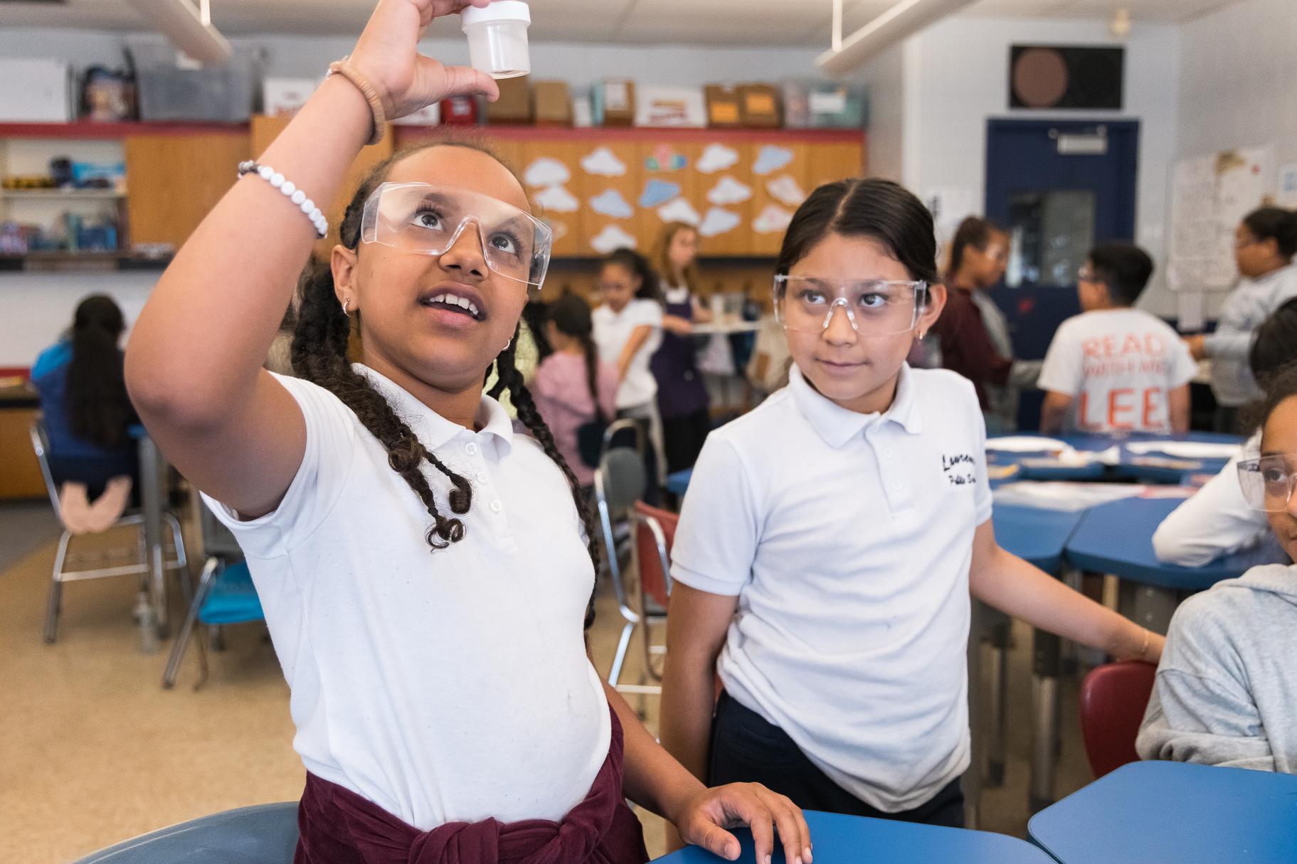4th grade students participate in a hands-on chemistry lab workshop